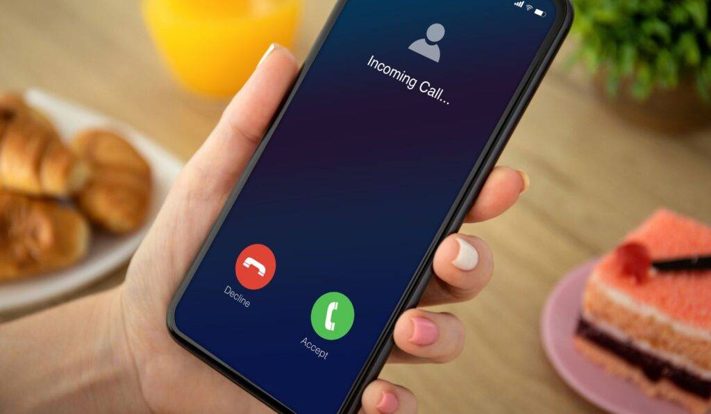 Smart phone with incoming call and buttons to answer or decline the call